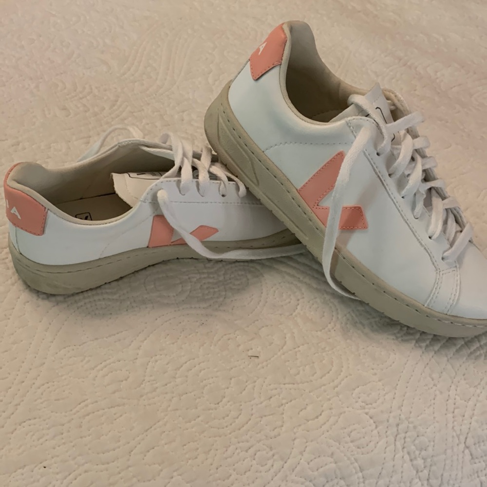 VEJA sneakers white with peachy pink emblem